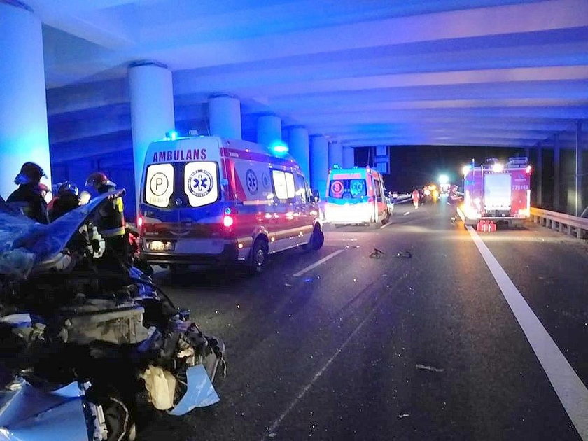 Poważny wypadek busa. Dwie osoby ranne