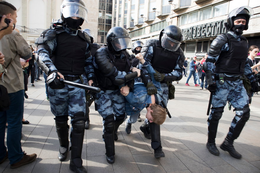 Policjanci w Rosji aresztują uczestnika wiecu nawołującego do uczciwych wyborów, Moskwa, 3 sierpnia 2019 r.