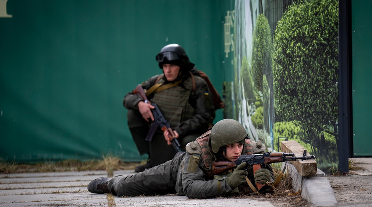 Ukrán katonák védelmi poziciót vesznek fel /Fotó:profimedia