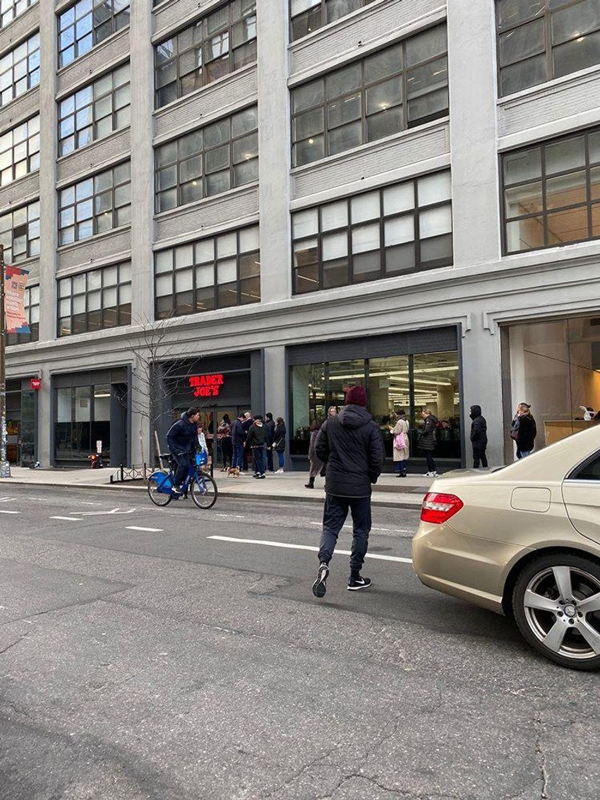 Ispred prodavnica se formiraju redovi, ljudi stoje na rastojanju, a prilikom ulaska unutra im se dezinfikuju ruke od strane osoblja marketa