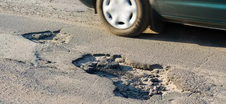 Jak uzyskać odszkodowanie za uszkodzenie auta na dziurawej drodze?