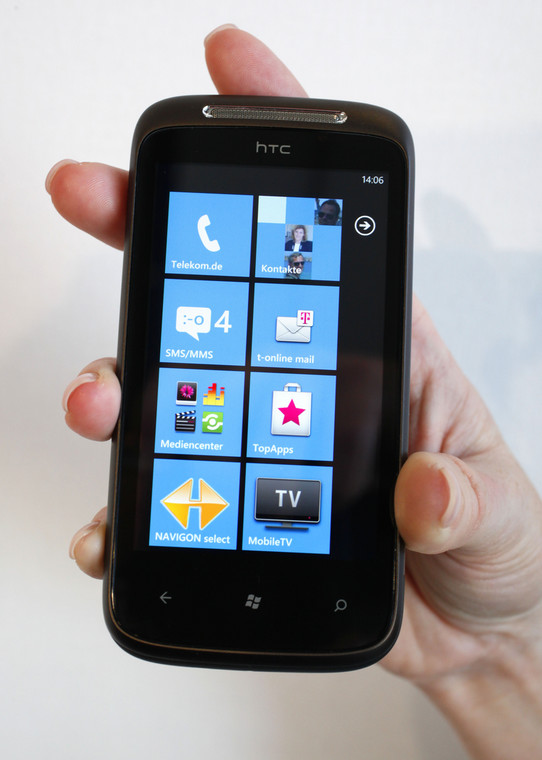 Windows Phone 7. Telefon firmy High Tech Computer Corp. (HTC) Mozart wyposażonym w najnowszy system operacyjny korporacji Microsoft - Windows Phone 7. Fot. Jochen Eckel/Bloomberg