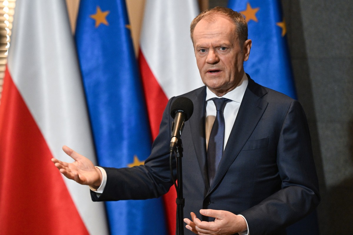 Premier Donald Tusk podczas konferencji prasowej w 1 Bazie Lotnictwa Transportowego w Warszawie. Premier udaje się z wizytą do Rumunii