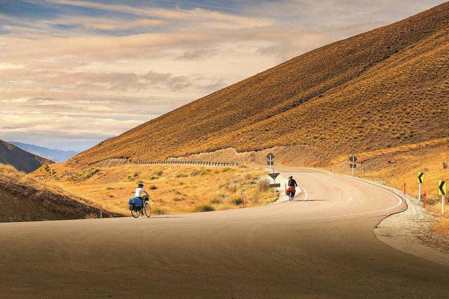 Nowa Zelandia Na zaawansowanych cyklistów czekają trasy wiodące przez pasma górskie ciągnące się równolegle do równin u wybrzeży przez stożki wulkaniczne, gejzery i gorące źródła 