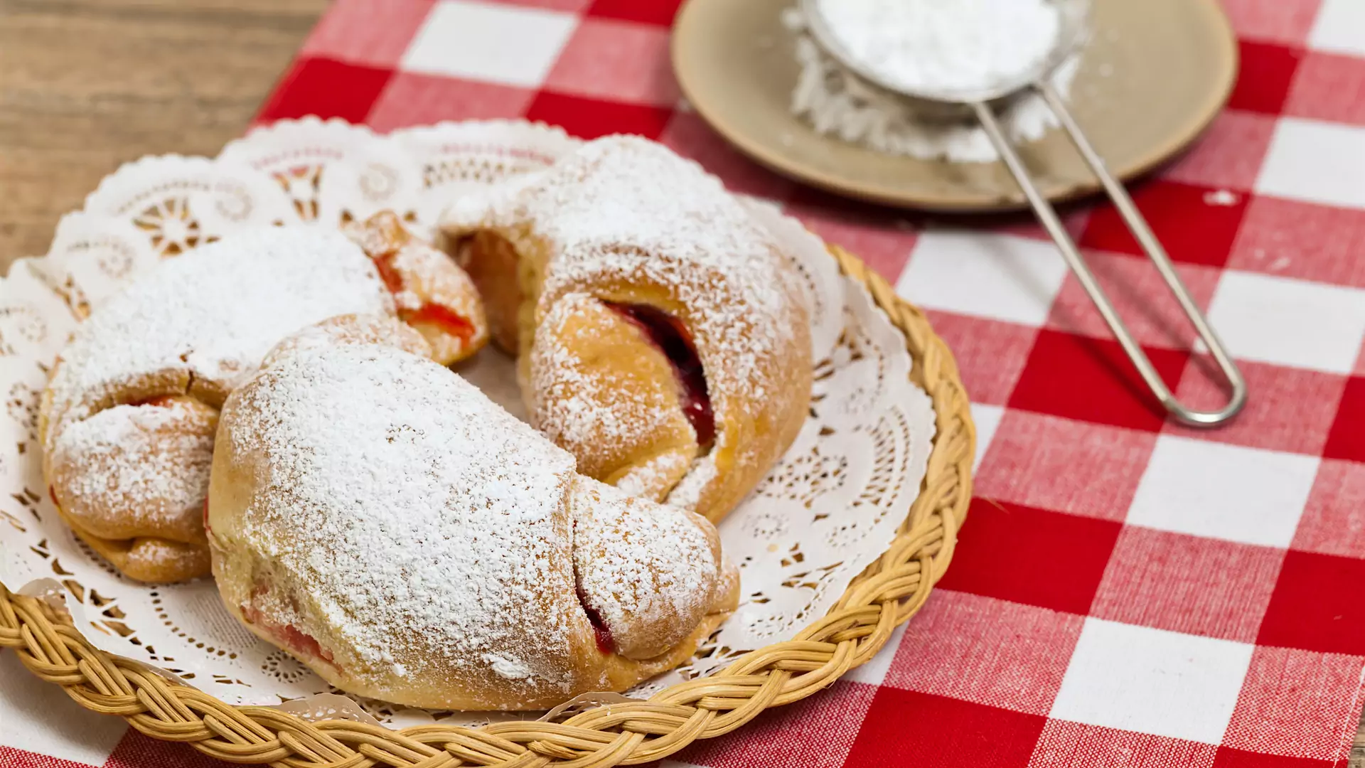 Cudownie kruche rogaliki z cukrem pudrem i malinową niespodzianką