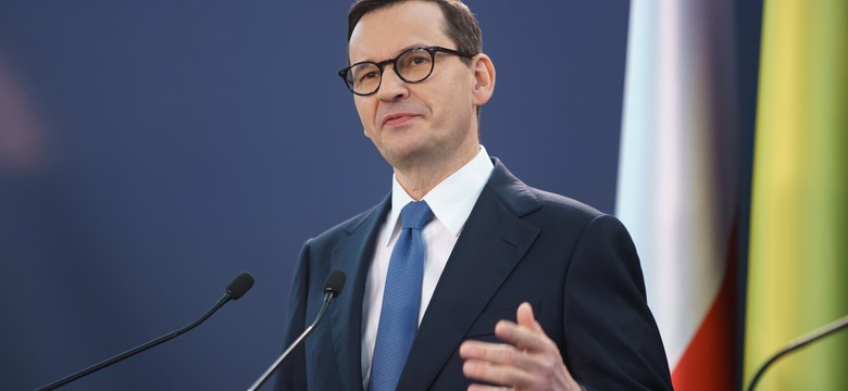 Morawiecki odpowiada Tuskowi ws. plakatów na Węgrzech. "Cynik, kuglarz"