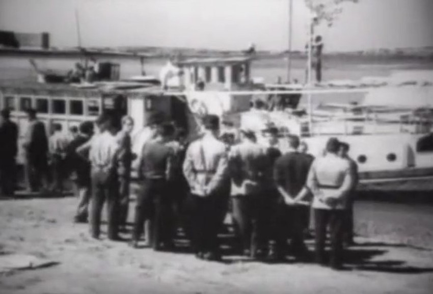 Okupljeni ljudi ispred broda "Niš"