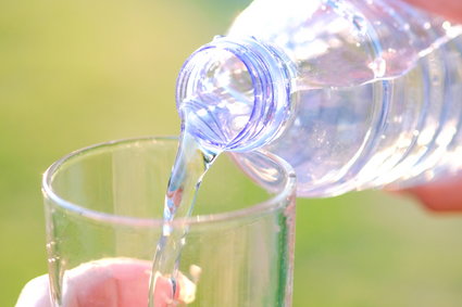 Partie wody butelkowanej wycofane. Znaleziono w nich bakterie coli