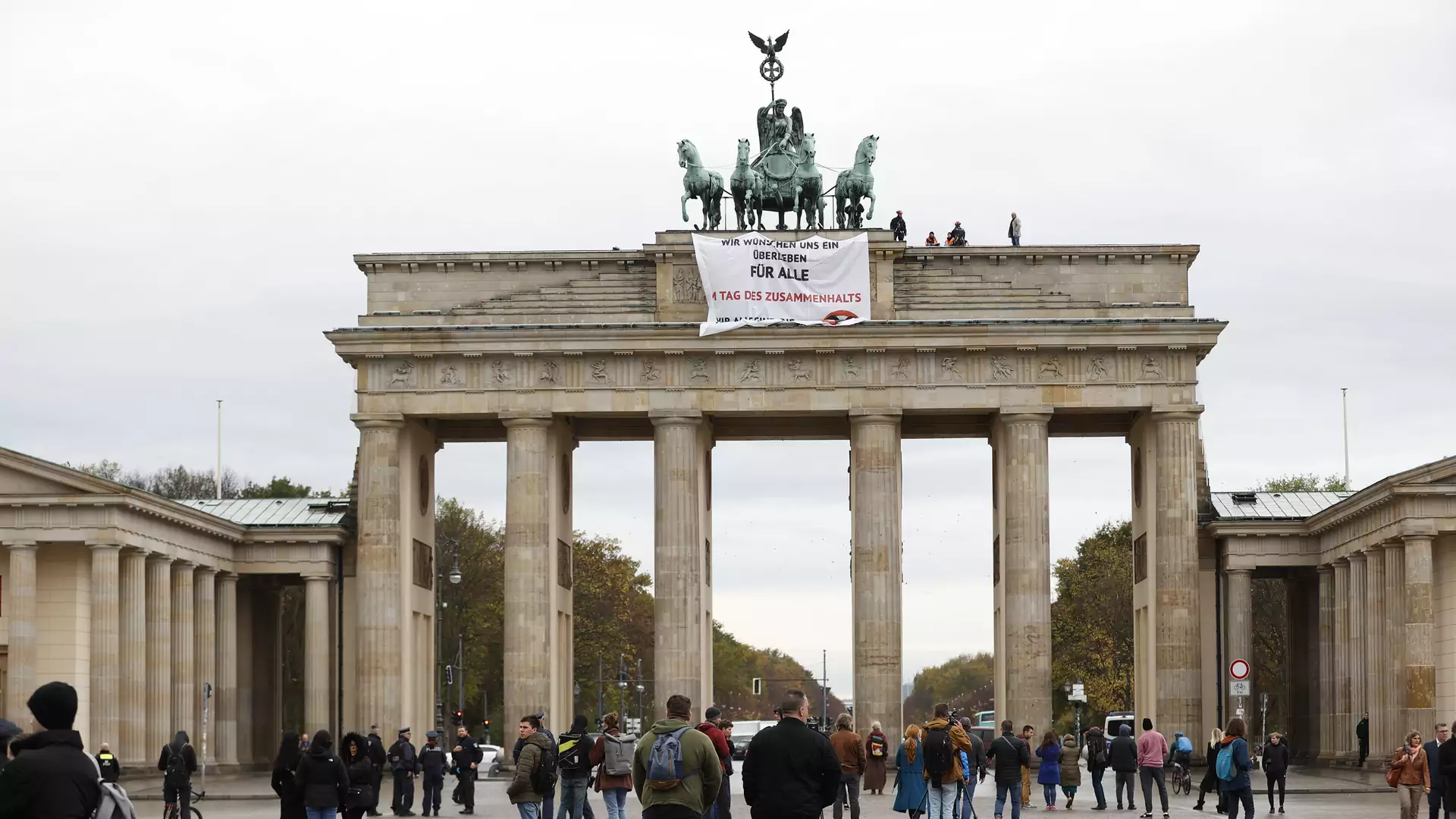 Aktywistki wspięły się na Bramę Brandenburską. Chcą spotkania z rządem