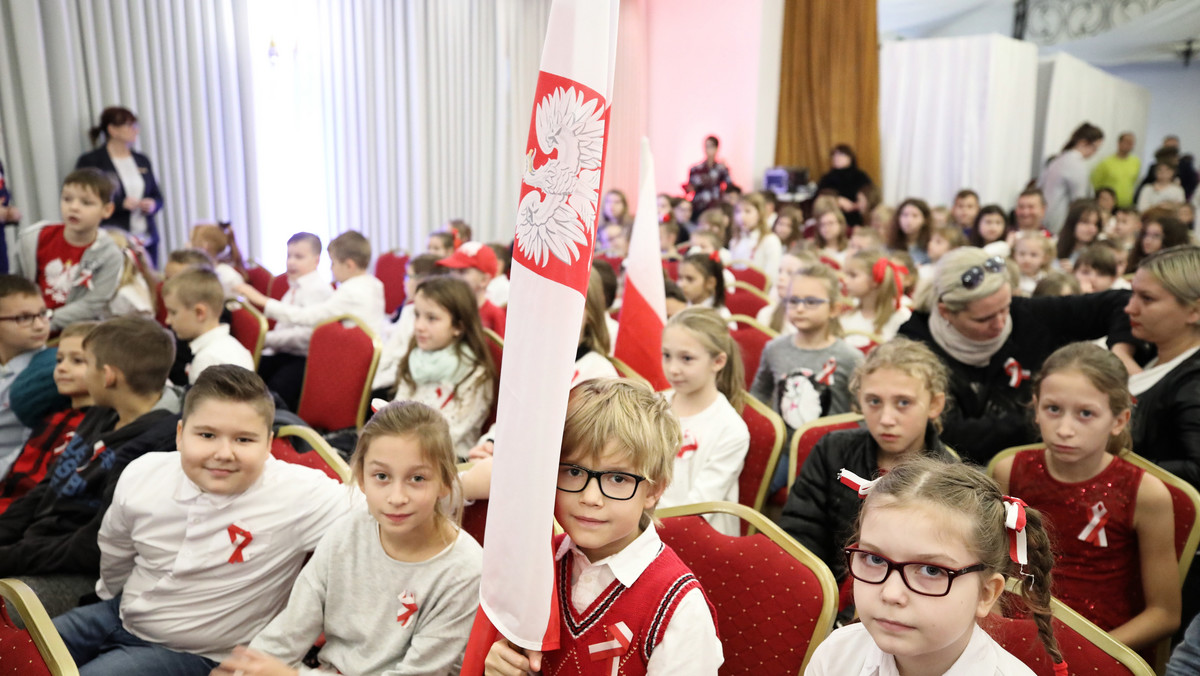 11 listopada w ramach akcji "Niepodległa do hymnu!" polski hymn wybrzmi nie tylko w całej Polsce, ale także m.in. w Stanach Zjednoczonych, Australii i Korei Południowej. W Polsce centralnym miejscem śpiewania Mazurka Dąbrowskiego będzie pl. Piłsudskiego w Warszawie.