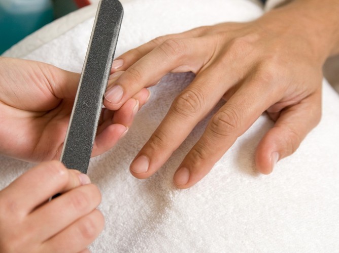 Mężczyzna nie będzie też zadowny, jeśli podarujesz mu wizytę w salonie manicure'u