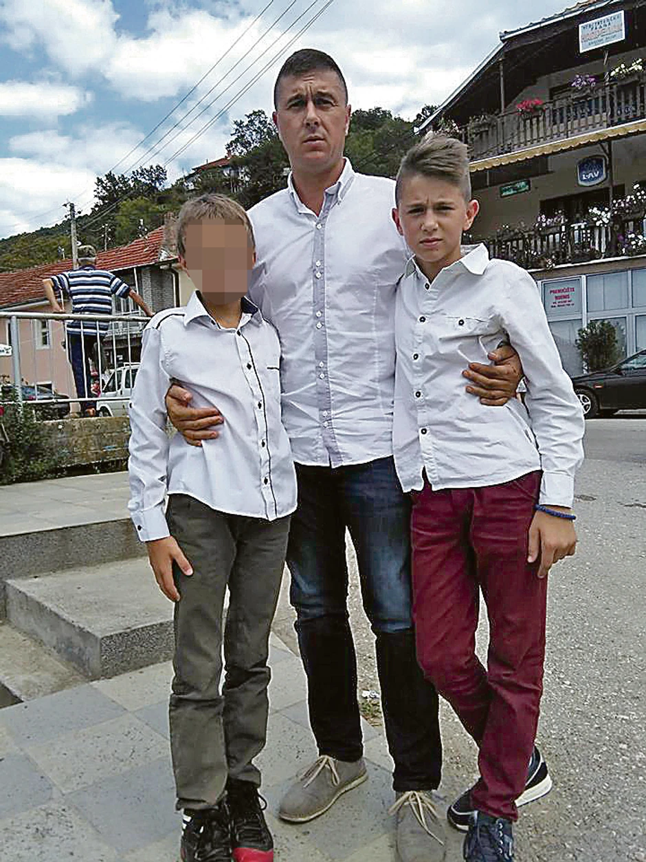 Skrhan od bola otac se oprostio od sina prvenca Pavla. Mlađi brat stradalog dečaka teško je podneo bol za bratom. U jednom trenutku mu je i pozlilo, ali su mu pomogli lekari.