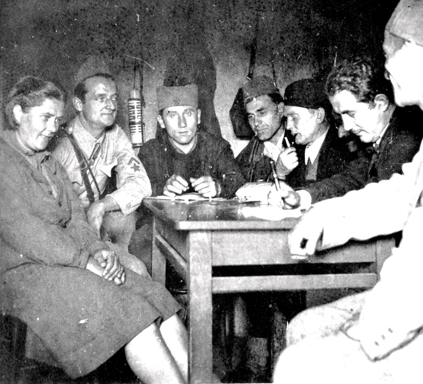 Ranković (treći sleva) sa članovima Vrhovnog štaba Titom, Đilasom, Arsom Jovanovićem i drugima. Upadljiv je Rankovićev srbijanski izgled