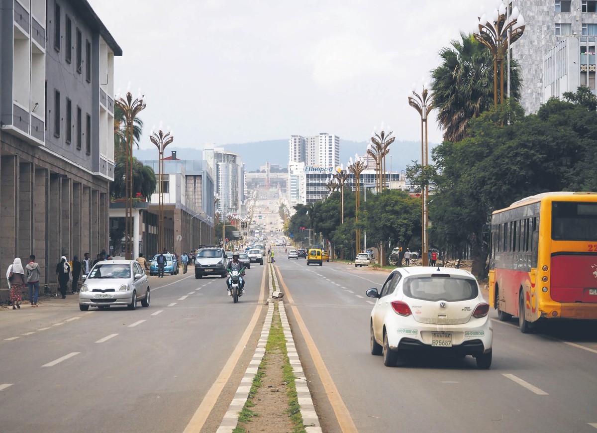 Addis Abeba, widok z ul. Gambii w stronę pomnika zwycięstwa nad Aduą