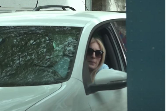 (VIDEO) SAMIRA UHVAĆENA U PRIJEPOLJU ISPRED SUDA Supruga Dženana Lončarevića u automobilu, ne skida tamne naočare sa lica