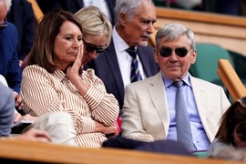 RODITELJI KEJT MIDLTON gledaju NOVAKA na Vimbldonu, MAJKA SE OBUKLA KAO KRALJICA! Pokazali koliko cene slavnog Srbina, sede odmah iza Mirke i Federa u loži kraljevske porodice