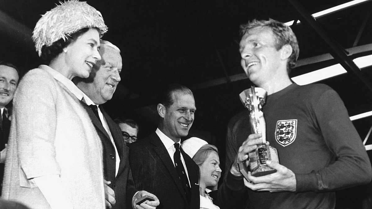 Mistrzostwa świata w piłce nożnej w 1966 r. Elżbieta II i kapitan drużyny Anglii, Bobby Moore