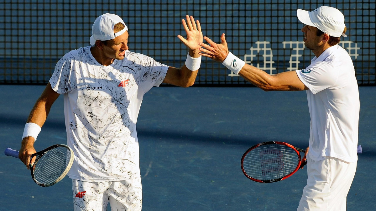 Łukasz Kubot w parze z Rohanem Bopanną awansowali do ćwierćfinału gry podwójnej ATP World Tour Masters 1000 w Szanghaju. Na otwarcie turnieju polsko-hinduska para zwyciężyła z Dominikiem Inglotem i byłym partnerem Kubota Robertem Lindstedtem 6:3, 7:6 (7-4).