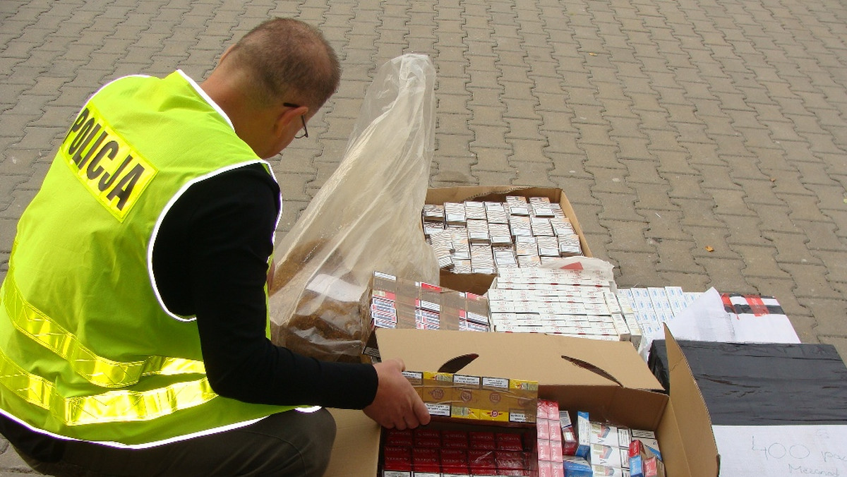 Policjanci z Łodzi zabezpieczyli 2750 paczek papierosów bez polskich znaków skarbowych. Straty Skarbu Państwa wyceniono na ponad 35 tys. zł.