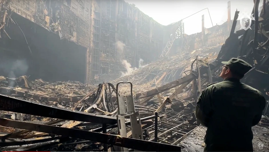 Ruski istražitelji pregledaju zapaljenu koncertnu halu Krokus u Moskvi 23. marta nakon napada