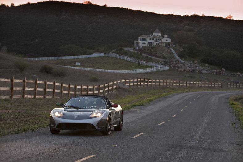 Tesla Roadster w podróży dookoła świata