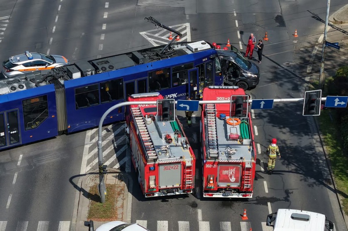 Wypadek na wrocławskiej ulicy. Są ranni, wśród nich dziecko [ZDJĘCIA]