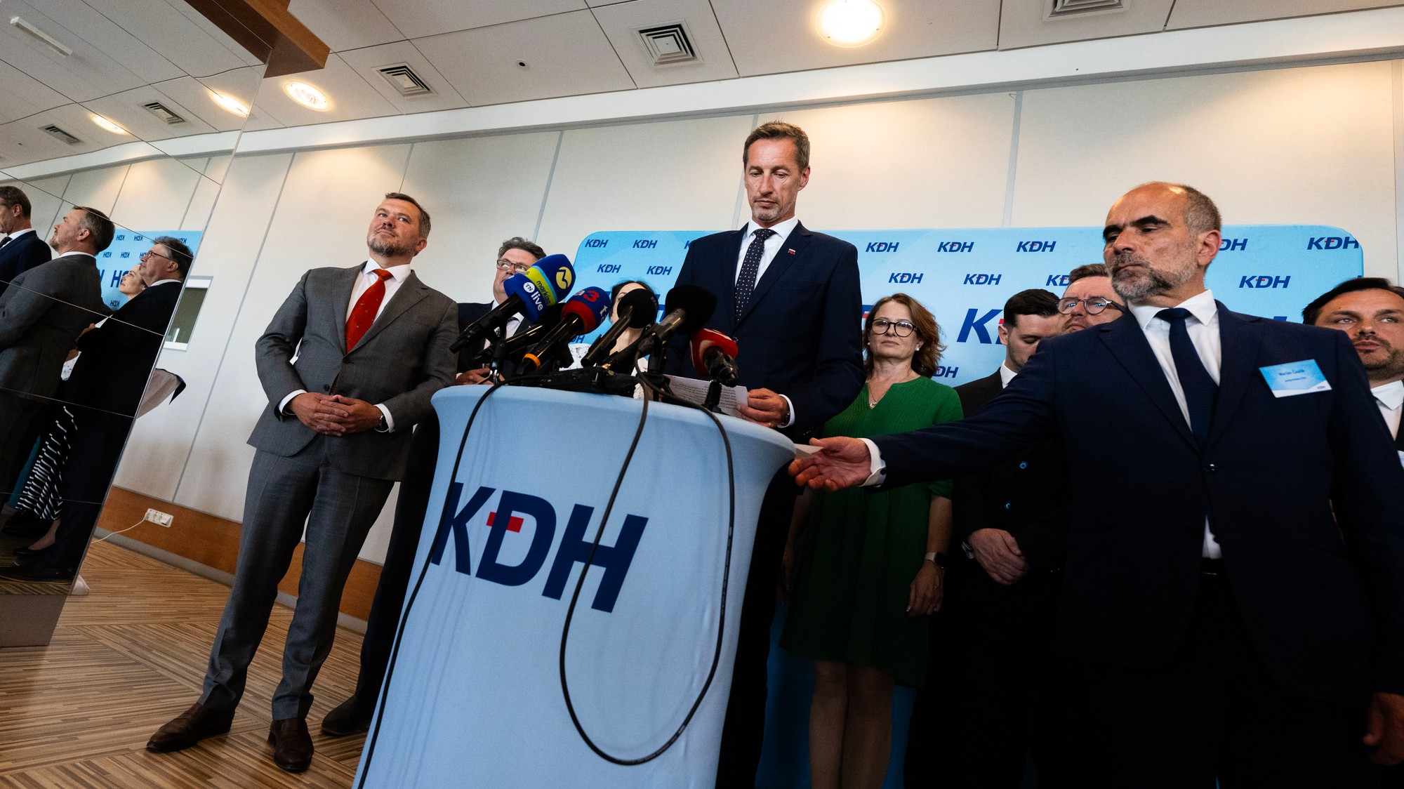 Členovia Kresťanskodemokratického hnutia (KDH) zľava Viliam Karas, Ján Horecký, predseda KDH Milan Majerský a Marián Čaučík. 