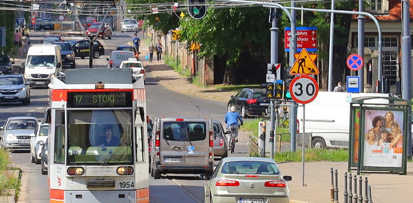 Lato w Łodzi. Wakacje, więc tramwaje i autobusy MPK jeźdżą według letniego rozkładu jazdy - rzadziej po mieście, częściej do zielonych płuc Łodzi