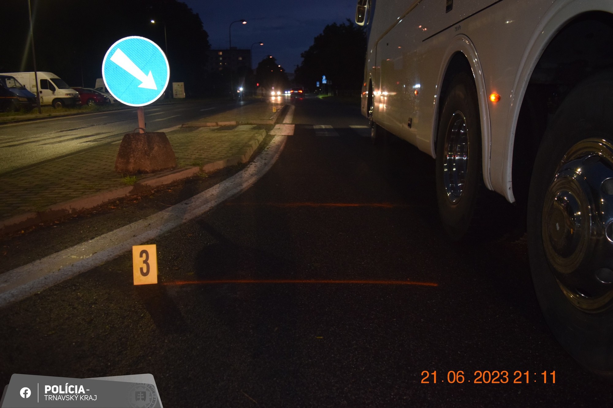 Autobus prevážajúci školákov zrazil v Piešťanoch chodca.