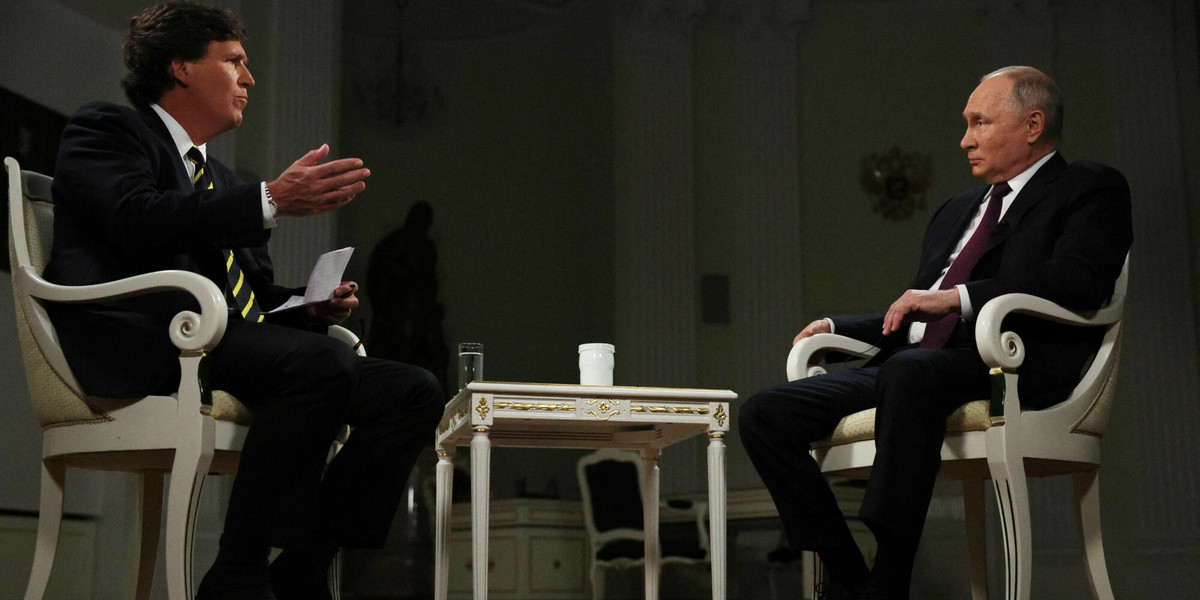 Tucker Carlson i Władimir Putin podczas wywiadu