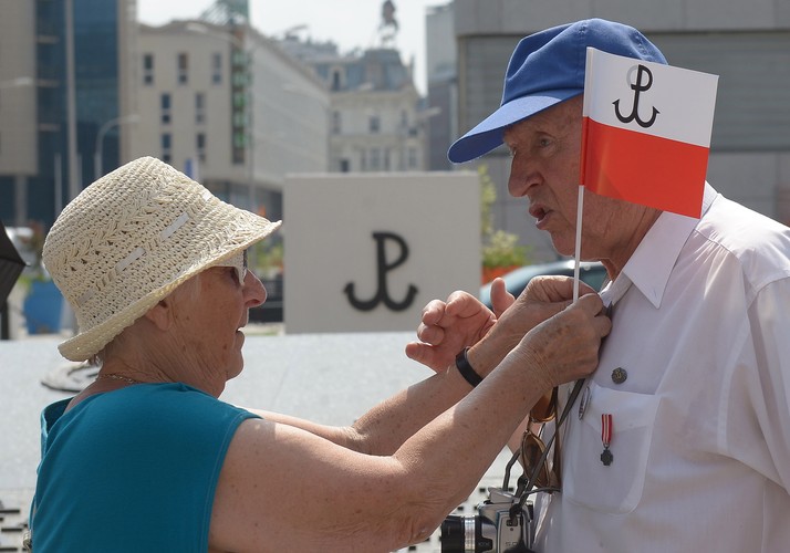 Kombatanci na wyremontowanym Placu Powstańców Warszawy, na dzień przed obchodami 70. rocznicy wybuchu Powstania Warszawskiego. Fot.  PAP/Radek Pietruszka