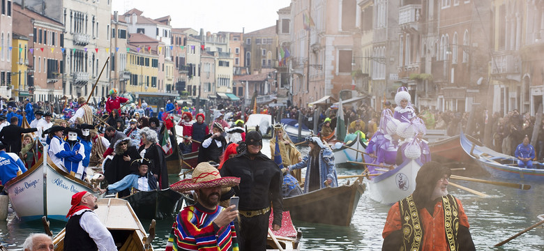 Włochy: 70 tysięcy osób na karnawale w Wenecji