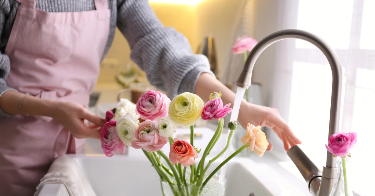 W ten sposób przedłużysz świeżość ciętych kwiatów. Dodaj to do kwiatów ciętych, a będą dłużej stały!