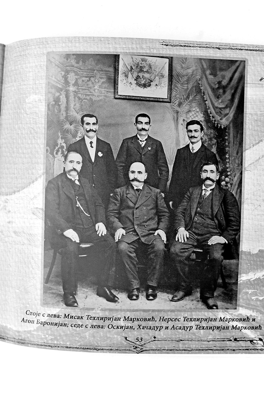 Stoje, s leva: Misak Tehlirijan Marković, Nerses Tehlirijan Marković, Agop BarOnijan. Sede: Oskijan, Hačadur i Asadur Tehlirijan Marković