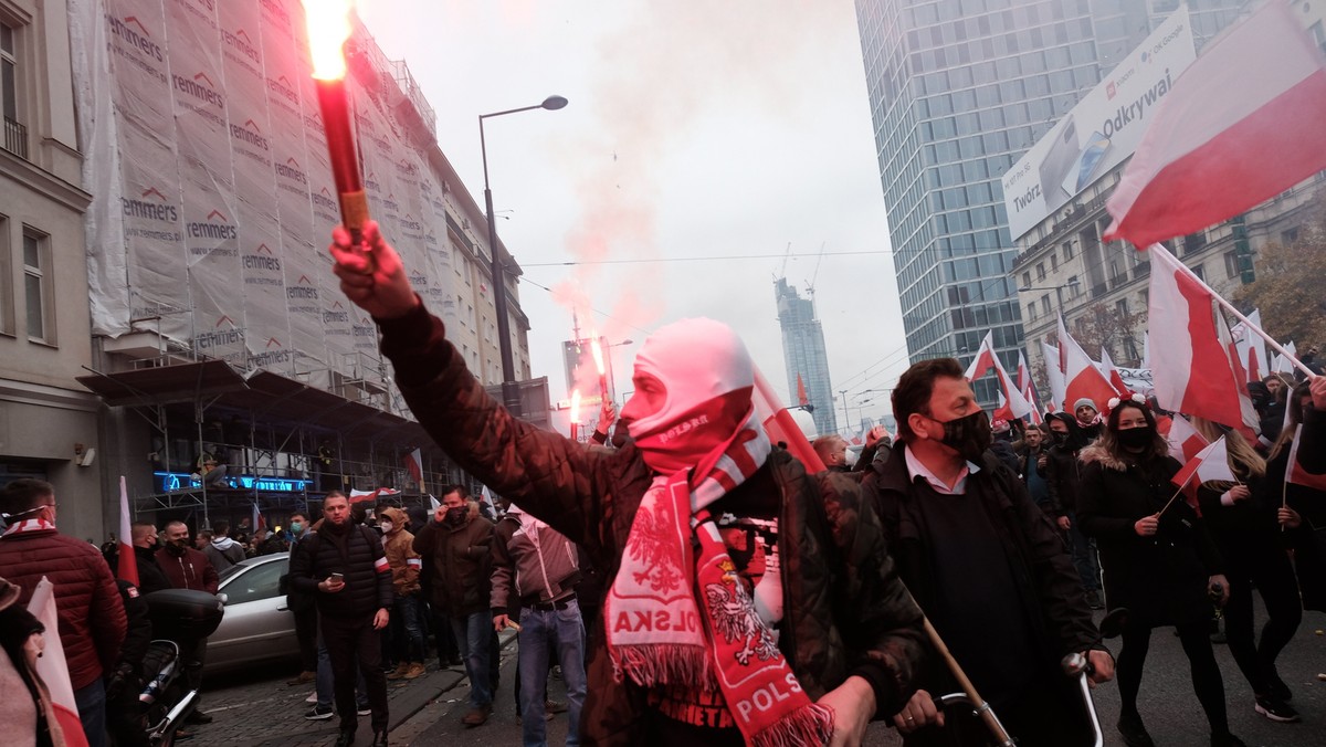 11.11.2020 Warszawa, Marsz Niepodległości. W związku z zakazem organizacji przemarszu - ze względu na epidemie koronawirusa - marsz zaplanowano w formie przejazdu prywatnymi autami i motocyklami na trasie rondo Dmowskiego - rondo Waszyngtona i z powrotem. Mimo zakazu w marszu udział wzięli także piesi, którzy przeszli na błonia Stadionu Narodowego. Fot. Sławomir Kamiński / Agencja Wyborcza.pl