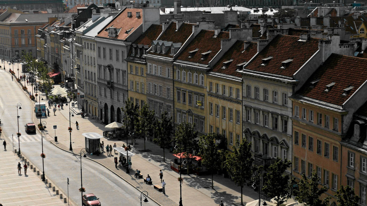 Róg ul. Trębackiej i Focha to lokalizacja pomnika smoleńskiego zaproponowana przez władze stolicy po spotkaniu z częścią rodzin ofiar katastrofy. Społeczny komitet zrzeszający bliskich ofiar chce, by pomnik stanął przy Krakowskim Przedmieściu. Sprawą zajmie się Rada Warszawy.