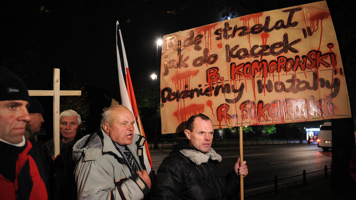 Kilkadziesiąt osób zebrało się wieczorem przed kancelarią premiera, aby wyrazić sprzeciw wobec "kampanii nienawiści", na którą - zdaniem manifestantów - przyzwolenie dał premier Donald Tusk. Według demonstrantów, doprowadziła ona do ataku na łódzkie biuro PiS. Obecny na manifestacji redaktor naczelny "Gazety Polskiej" Tomasz Sakiewicz ocenił, że odpowiedzialni za "kampanię nienawiści" są również dziennikarze. - Pistolet do ręki jest włożyć bardzo łatwo, ale nad mózgiem trzeba pracować bardzo długo. Ktoś temu człowiekowi powiedział, że warto zabić, ktoś nad jego duszą i mózgiem bardzo długo pracował - powiedział Sakiewicz. Jak ocenił, byli to "nasi koledzy dziennikarze".