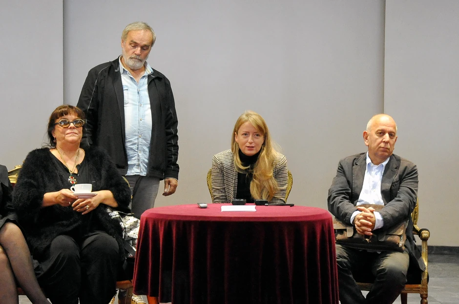 Deo autorske ekipe predstave sa upravnikom Ćustićem