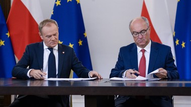 tusk stanął po stronie czarzastego. "sojusznicy powinni się szanować"