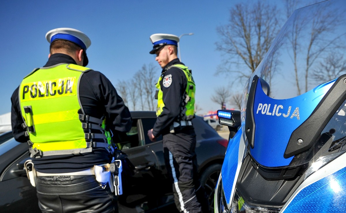 Nowa, okrągła naklejka z przodu i z tyłu auta podpowie policjantom z drogówki, kto siedzi na kierownicą