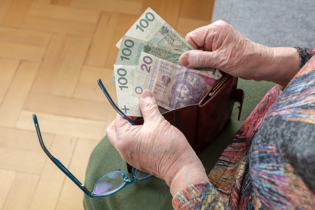 273 zł dodatku do emerytury – przelewy do 15 marca. Kto otrzyma pieniądze?