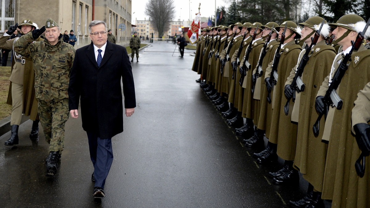 Czasy są niebezpieczne, trzeba jak najwięcej zrobić dla podniesienia polskiej zdolności do obrony własnego terytorium - uważa prezydent Bronisław Komorowski. Według niego, proces podnoszenia poziomu wydatków na siły zbrojne, który zaczął się w Polsce bardzo wcześnie, daje dobre efekty.