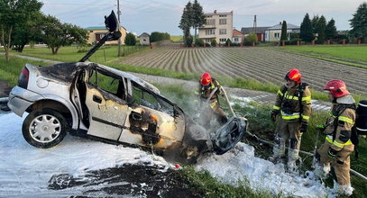 Groza pod Zamościem! Opel sunął dachem po jezdni, a po eksplozji stanął w płomieniach. Wszystko przez alkohol...