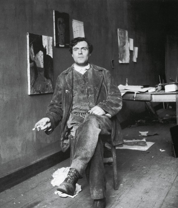 Modigliani  w swoim atelier, 1915 r.  fot.  Paul Guillaume  