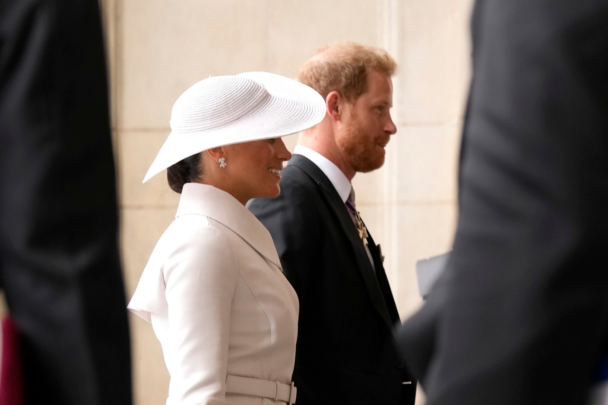 Princ Harry s manželkou Meghan pred ďakovnou bohoslužboue v londýnskej Katedrále svätého Pavla.