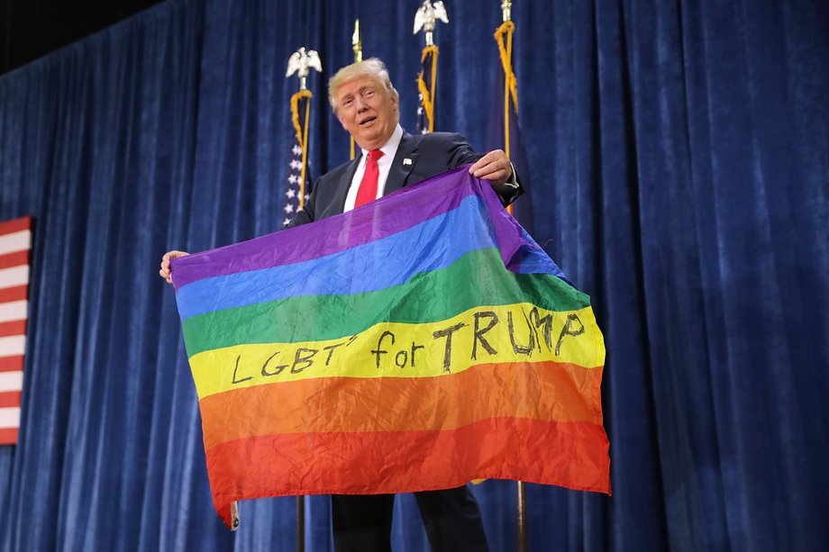 Donald Trump trzyma tęczową flagę LGBT. Październik 2016 r.