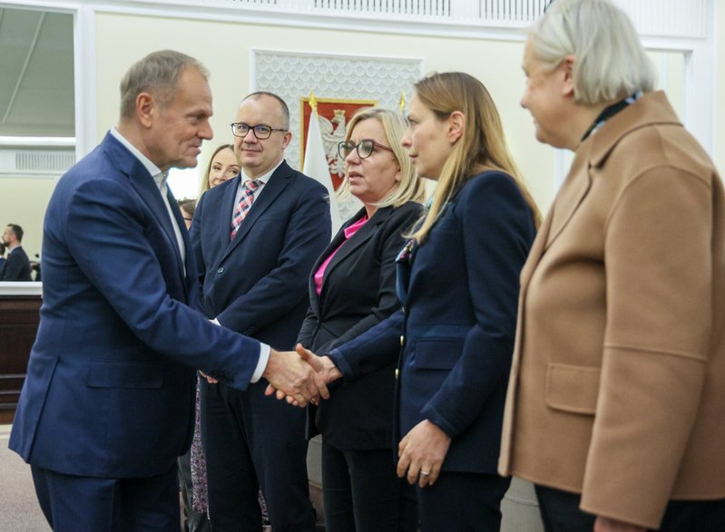 Donald Tusk wita się z Katarzyną Pełczyńską-Nałęcz
