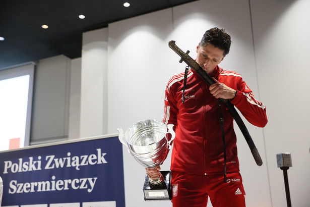 Krzysztof Kaczkowski (na zdj.) cieszy się ze zwycięstwa w turnieju szermierczym "O Szablę Wołodyjowskiego"