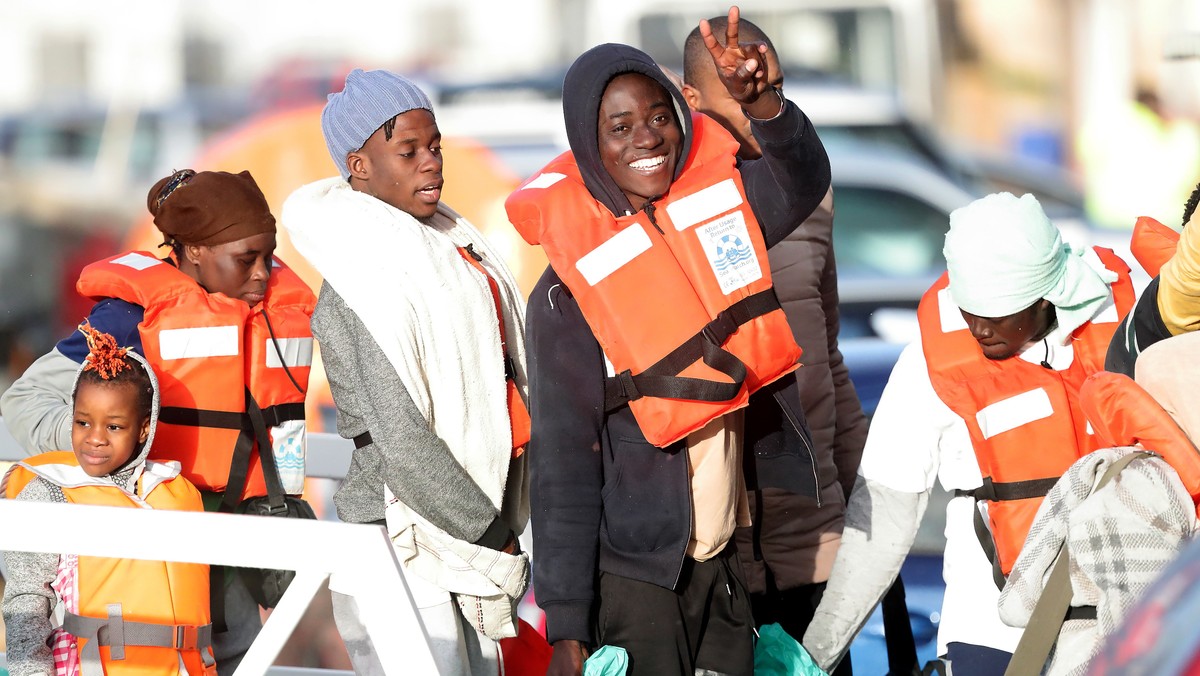 Dwa statki niemieckich organizacji pozarządowych z 49 migrantami, które od kilkunastu dni pływały po Morzu Śródziemnym, zawinęły dziś na Maltę po osiągnięciu porozumienia w sprawie rozdziału migrantów z Malty między osiem państw Unii Europejskiej.