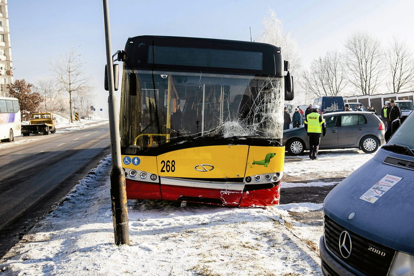 Autobus staranował kilkanaście aut. Jego kierowca zmarł 